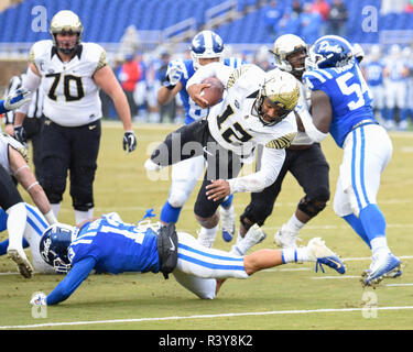 Durham, en Carolna, USA. 24 Nov, 2018. Service Forest quarterback JAMIE NEWMAN (12) lance la balle contre le Duc Blue Devils le 24 novembre 2018 à Wallace Wade Stadium à Durham, NC. Credit : Ed Clemente/ZUMA/Alamy Fil Live News Banque D'Images