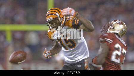 San Francisco, Californie, USA. Le 15 décembre, 2007. San Francisco 49ers Walt Harris # 27 évoluait briser passer à Cincinnati Bengals le receveur Chris Henry # 15 le samedi 15 décembre 2007 à Candlestick Park de San Francisco, Californie. Les 49ers défait les Bengals 20-13. Crédit : Al Golub/ZUMA/Alamy Fil Live News Banque D'Images