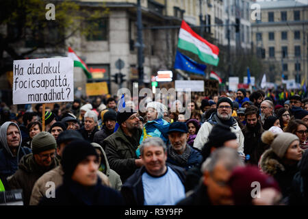 Budapest, la Pologne. 24 Nov, 2018. Un manifestant vu holding a placard pendant la manifestation.Le 1er décembre sera la date limite, à laquelle le gouvernement hongrois devrait signer l'accord permettant à l'Université d'Europe centrale (CEU) de rester en Hongrie, le milliardaire George Soros et l'un des fondateurs de l'Université d'Europe centrale s'est entretenu avec le Chancelier autrichien, Sebastian Kurz pour discuter les conditions permettant de passer certaines parties de l'Université d'Europe centrale à la capitale autrichienne à partir de Budapest. Credit : Omar Marques/SOPA Images/ZUMA/Alamy Fil Live News Banque D'Images