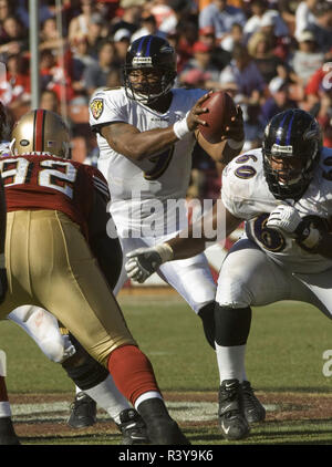 San Francisco, Californie, USA. 7 Oct, 2007. Baltimore Ravens quarterback Steve McNair # 9 conserver la balle pour tirer sur la défense offsides Dimanche, 07 octobre 2007 à Candlestick Park, San Francisco, Californie. Les Ravens défait les 49ers 9-7. Crédit : Al Golub/ZUMA/Alamy Fil Live News Banque D'Images