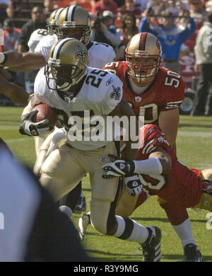 San Francisco, Californie, USA. 28 Oct, 2007. Ils ont essayé d'arrêter Reggie Bush # 25 le dimanche, 28 octobre 2007 à Candlestick Park, San Francisco, Californie. Les Saints défait les 49ers 31-10. Crédit : Al Golub/ZUMA/Alamy Fil Live News Banque D'Images