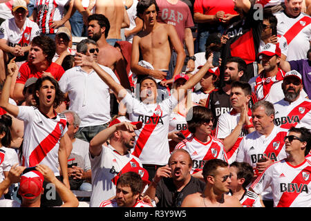 Buenos Aires, Argentine. 24 Nov, 2018. Soccer : l'Amérique du Sud, la Copa Libertadores : finale de River Plate - Boca Juniors, match retour. Fans de River Plate crier des slogans comme ils discutent de savoir si le jeu devrait avoir lieu ou non. Fans de River Plate ont lancé des pierres sur le bus avec qui l'équipe est arrivée au stade. Credit : Gustavo Ortiz/dpa/Alamy Live News Banque D'Images