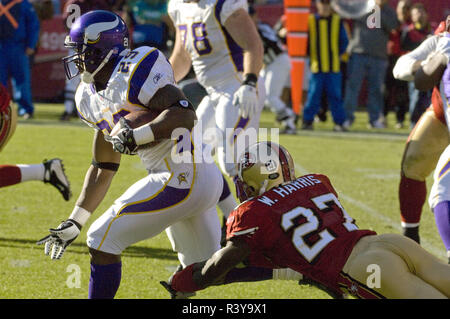 9 décembre 2007 - San Francisco, Californie, États-Unis - San Francisco 49ers Walt Harris évoluait # 27 ne parvient pas à arrêter le Minnesota Vikings d'utiliser de nouveau Chester Taylor # 29 TD pour exécuter à partir de la mêlée le Dimanche, Décembre 9, 2007 à Candlestick Park, San Francisco, Californie. Les Vikings ont vaincu les 49ers 27-7. (Crédit Image : © Al Golub/Zuma sur le fil) Banque D'Images