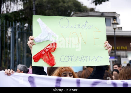 Rome, Italie. 24 Nov, 2018. Rome, les manifestants lors de la manifestation contre la violence contre les femmes organisé par le collectif PAS UN DE MOINS DE CRÉDIT : agence photo indépendante/Alamy Live News Banque D'Images