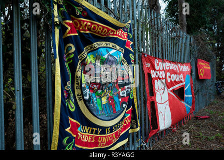 Oxford, Oxford, Royaume-Uni. 24 novembre 2018. Campsfield House 25e anniversaire de la manifestation. Le 25 novembre 1993 le premier des étrangers ont été apportés d'Harmondsworth à Campsfield et la campagne pour la fermeture de Campsfield House avait commencé. Les manifestations ont eu lieu sur une base mensuelle, avec de plus grandes manifestations anniversaire annuel. Le Home Office a récemment annoncé, Campsfield House va fermer l'année prochaine, et l'@mouvement CloseCampsfield poursuivra la campagne pour mettre fin à la détention des immigrants, l'emprisonnement et l'expulsion. Crédit : Stephen Bell/Alamy vivre Banque D'Images