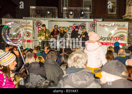 Kidderminster, UK. 24 novembre, 2018. Il y a un sentiment de véritable esprit communautaire et festive fun comme la folk de Kidderminster viennent ensemble pour soutenir la ville des lumières de Noël annuel de la touche d'en face de la célèbre statue de Sir Roland Hill et Kidderminster's grand hôtel de ville. Organisé par le signal radio locale107 roadshow avec orchestre de divertissement et le génie génétique The Squeezers citron, c'est une soirée pour célébrer le début de la saison de fête. Credit : Lee Hudson/Alamy Live News Banque D'Images