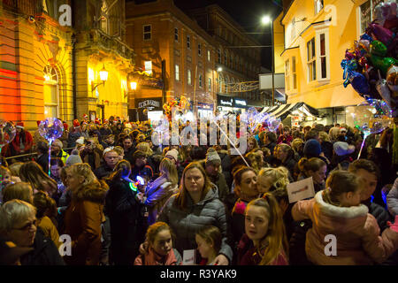 Kidderminster, UK. 24 novembre, 2018. Il y a un sentiment de véritable esprit communautaire et festive fun comme la folk de Kidderminster viennent ensemble pour soutenir la ville des lumières de Noël annuel de la touche d'en face de la célèbre statue de Sir Roland Hill et Kidderminster's grand hôtel de ville. Organisé par le signal radio locale107 roadshow avec orchestre de divertissement et le génie génétique The Squeezers citron, c'est une soirée pour célébrer le début de la saison de fête. Credit : Lee Hudson/Alamy Live News Banque D'Images