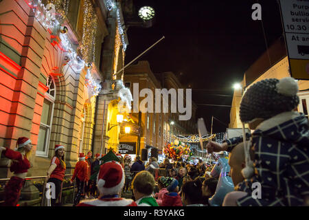 Kidderminster, UK. 24 novembre, 2018. Il y a un sentiment de véritable esprit communautaire et festive fun comme la folk de Kidderminster viennent ensemble pour soutenir la ville des lumières de Noël annuel de la touche d'en face de la célèbre statue de Sir Roland Hill et Kidderminster's grand hôtel de ville. Organisé par le signal radio locale107 roadshow avec orchestre de divertissement et le génie génétique The Squeezers citron, c'est une soirée pour célébrer le début de la saison de fête. Credit : Lee Hudson/Alamy Live News Banque D'Images