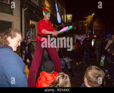 Kidderminster, UK. 24 novembre, 2018. Il y a un sentiment de véritable esprit communautaire et festive fun comme la folk de Kidderminster viennent ensemble pour soutenir la ville des lumières de Noël annuel de la touche d'en face de la célèbre statue de Sir Roland Hill et Kidderminster's grand hôtel de ville. Organisé par le signal radio locale107 roadshow avec orchestre de divertissement et le génie génétique The Squeezers citron, c'est une soirée pour célébrer le début de la saison de fête. Credit : Lee Hudson/Alamy Live News Banque D'Images