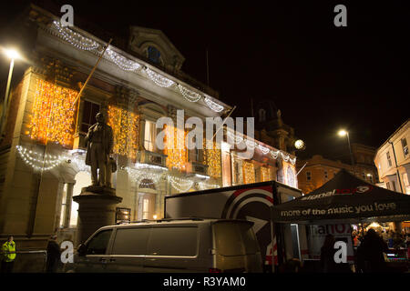 Kidderminster, UK. 24 novembre, 2018. Il y a un sentiment de véritable esprit communautaire et festive fun comme la folk de Kidderminster viennent ensemble pour soutenir la ville des lumières de Noël annuel de la touche d'en face de la célèbre statue de Sir Roland Hill et Kidderminster's grand hôtel de ville. Organisé par le signal radio locale107 roadshow avec orchestre de divertissement et le génie génétique The Squeezers citron, c'est une soirée pour célébrer le début de la saison de fête. Credit : Lee Hudson/Alamy Live News Banque D'Images