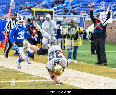 Durham, North Carolina, USA. 24 Nov, 2018. Service de retour de course en forêt CADE CARNEY (36) lance la balle dans la zone de toucher des roues pour un quatrième trimestre contre le Duc Blue Devils à Wallace Wade Stadium à Durham. Credit : Ed Clemente/ZUMA/Alamy Fil Live News Banque D'Images