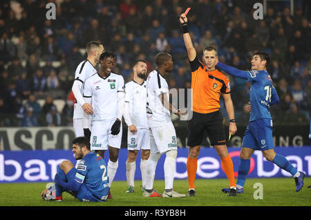 GENK, BELGIQUE - le 24 novembre : Arbitre Nathan Verboomen Isaac Kone donne un carton rouge au cours de la Jupiler Pro League match day 16 entre KRC Genk et Cercle Brugge le 24 novembre 2018 à Genk, en Belgique. (Photo de Vincent Van Doornick/Isosport) Credit : Pro Shots/Alamy Live News Banque D'Images