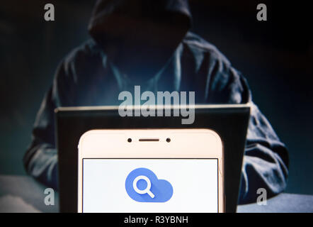 Hong Kong. 22 Nov, 2018. Service d'hébergement de fichiers logo nuage est vu sur un appareil mobile Android avec une figure de hacker dans l'arrière-plan. Credit : Miguel Candela/SOPA Images/ZUMA/Alamy Fil Live News Banque D'Images