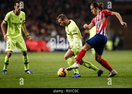 Wanda Metropolitano, Madrid, Espagne. 24 Nov, 2018. La Liga football, l'Atletico Madrid et Barcelone ; Filipe Luis Kasmirski (Atletico de Madrid) contrôle la balle : Action Crédit Plus Sport/Alamy Live News Banque D'Images