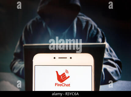 Hong Kong. 22 Nov, 2018. Application mobile logo Firechat propriétaire est vu sur un appareil mobile Android avec une figure de hacker dans l'arrière-plan. Credit : Miguel Candela/SOPA Images/ZUMA/Alamy Fil Live News Banque D'Images