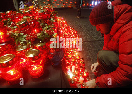 Kiev, Kiev, Ukraine. 24 Nov, 2018. Un Ukrainien vu allumer une chandelle au cours de la cérémonie de commémoration du 85e anniversaire.cérémonie de commémoration au monument aux victimes de la famine de l'Holodomor à Kiev, Ukraine. La grande famine de 1932-1933, dans lequel des millions de personnes sont mortes de faim est considéré comme un génocide ordonné par le dictateur soviétique Joseph Staline par certains. Crédit : Pavlo Gonchar SOPA/Images/ZUMA/Alamy Fil Live News Banque D'Images