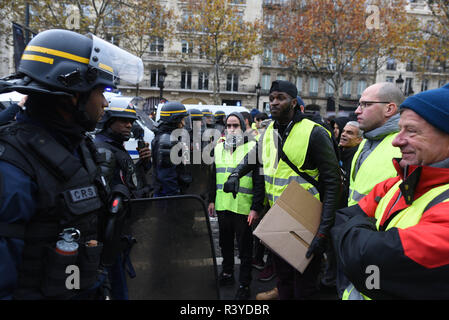 Paris, France. 24 novembre 2018 - Paris, France : le port de gilet jaune démontrer sur l'avenue des Champs-Élysées. Ce qui a commencé comme une manifestation contre la hausse des prix du carburant s'est transformé en colère bouillante au président Emmanuel Macron. Des heurts ont éclaté lorsque les manifestants ont tenté de forcer leur chemin vers l'Elysée, le bureau présidentiel français. *** FRANCE / PAS DE VENTES DE MÉDIAS FRANÇAIS *** Crédit : Idealink Photography/Alamy Live News Banque D'Images