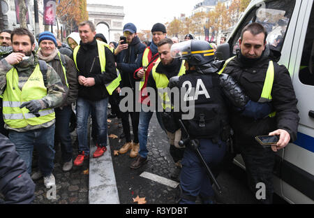 Paris, France. 24 novembre 2018 - Paris, France : le port de gilet jaune démontrer sur l'avenue des Champs-Élysées. Ce qui a commencé comme une manifestation contre la hausse des prix du carburant s'est transformé en colère bouillante au président Emmanuel Macron. Des heurts ont éclaté lorsque les manifestants ont tenté de forcer leur chemin vers l'Elysée, le bureau présidentiel français. *** FRANCE / PAS DE VENTES DE MÉDIAS FRANÇAIS *** Crédit : Idealink Photography/Alamy Live News Banque D'Images
