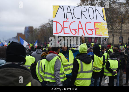Paris, France. 24 novembre 2018 - Paris, France : le port de gilet jaune démontrer sur l'avenue des Champs-Élysées. Ce qui a commencé comme une manifestation contre la hausse des prix du carburant s'est transformé en colère bouillante au président Emmanuel Macron. Des heurts ont éclaté lorsque les manifestants ont tenté de forcer leur chemin vers l'Elysée, le bureau présidentiel français. *** FRANCE / PAS DE VENTES DE MÉDIAS FRANÇAIS *** Crédit : Idealink Photography/Alamy Live News Banque D'Images