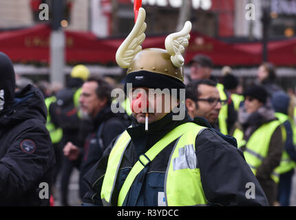 Paris, France. 24 novembre 2018 - Paris, France : le port de gilet jaune démontrer sur l'avenue des Champs-Élysées. Ce qui a commencé comme une manifestation contre la hausse des prix du carburant s'est transformé en colère bouillante au président Emmanuel Macron. Des heurts ont éclaté lorsque les manifestants ont tenté de forcer leur chemin vers l'Elysée, le bureau présidentiel français. *** FRANCE / PAS DE VENTES DE MÉDIAS FRANÇAIS *** Crédit : Idealink Photography/Alamy Live News Banque D'Images