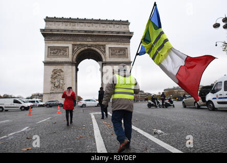 Paris, France. 24 novembre 2018 - Paris, France : le port de gilet jaune démontrer sur l'avenue des Champs-Élysées. Ce qui a commencé comme une manifestation contre la hausse des prix du carburant s'est transformé en colère bouillante au président Emmanuel Macron. Des heurts ont éclaté lorsque les manifestants ont tenté de forcer leur chemin vers l'Elysée, le bureau présidentiel français. *** FRANCE / PAS DE VENTES DE MÉDIAS FRANÇAIS *** Crédit : Idealink Photography/Alamy Live News Banque D'Images