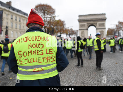 Paris, France. 24 novembre 2018 - Paris, France : le port de gilet jaune démontrer sur l'avenue des Champs-Élysées. Ce qui a commencé comme une manifestation contre la hausse des prix du carburant s'est transformé en colère bouillante au président Emmanuel Macron. Des heurts ont éclaté lorsque les manifestants ont tenté de forcer leur chemin vers l'Elysée, le bureau présidentiel français. *** FRANCE / PAS DE VENTES DE MÉDIAS FRANÇAIS *** Crédit : Idealink Photography/Alamy Live News Banque D'Images