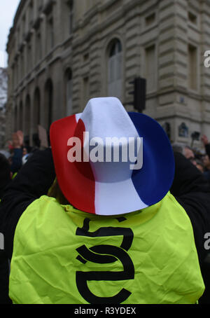 Paris, France. 24 novembre 2018 - Paris, France : le port de gilet jaune démontrer sur l'avenue des Champs-Élysées. Ce qui a commencé comme une manifestation contre la hausse des prix du carburant s'est transformé en colère bouillante au président Emmanuel Macron. Des heurts ont éclaté lorsque les manifestants ont tenté de forcer leur chemin vers l'Elysée, le bureau présidentiel français. *** FRANCE / PAS DE VENTES DE MÉDIAS FRANÇAIS *** Crédit : Idealink Photography/Alamy Live News Banque D'Images