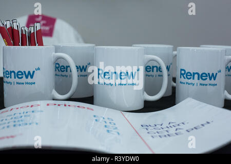 Londres, Royaume-Uni. 24 novembre, 2018. Mugs et stylos en vente à la première Assemblée nationale de renouveler UK, un nouveau parti politique lancé en février 2018. Dirigé par Annabel Mullin, James Torrance et James Clarke, renouveler UK a signé 100 candidats prêts à se tenir dans les futures élections britanniques basés sur un vaste programme de réforme. Credit : Mark Kerrison/Alamy Live News Banque D'Images