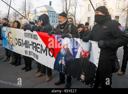 Les militants de l'Ukraine de l'Organisation des nationalistes ukrainiens (OUN) tenir une bannière avec visages de la Metropolitan Onufry, chef de l'Eglise orthodoxe ukrainienne du patriarcat de Moscou, et le Metropolitan Pavel, abbé du monastère de la Laure de Pechersk de Kiev et banner dit : "Nous allons faire un échange d'agents du FSB pour patriotes", comme la demande des militants d'échanger les Ukrainiens emprisonnés en Russie à des prêtres de l'Église orthodoxe ukrainienne du patriarcat de Moscou au cours d'un rassemblement devant l'administration Le Président de l'Ukraine à Kiev. Le rassemblement des militants dédié à la 5ème Révolution Euromaidan Banque D'Images