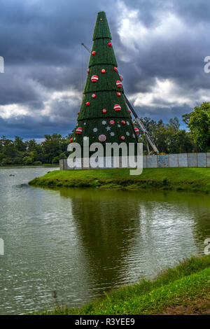 24 novembre 2018 - SÃ£o Paulo, SÃ£o Paulo, Brésil - Sao Paulo SP, SP 24/11/2018 Noël d'IBIRAPUERA:l'arbre de Noël d'Ibirapuera est gagner la touche finale d'être officiellement inaugurée le 1er décembre. Cette année, l'arbre est trois mètres de plus que l'an dernier. Ils seront de 43 mètres de haut et 15,5 mètres de diamètre. L'arbre aura également plus de 250 lampes, ornements entre cristaux flocon et boules de Noël avec des symboles. En outre, cinq un grand ours et deux arbres avec 2,40 mètres décoré avec des micro lumières seront à leur base complétant le décor. (Crédit Image : © Cris Banque D'Images