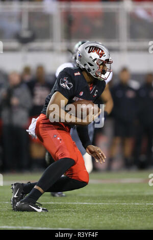 24 novembre 2018 : les rebelles UNLV quarterback Armani Rogers (1) s'exécute avec le football au cours de la NCAA Football jeu mettant en vedette le Nevada Wolf Pack et l'UNLV rebelles à Sam Boyd Stadium à Las Vegas, NV. Le Nevada Wolf Pack diriger l'UNLV rebelles à la mi-temps 26 à 21. Christopher Trim/CSM. Banque D'Images