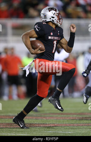 24 novembre 2018 : les rebelles UNLV quarterback Armani Rogers (1) s'exécute avec le football au cours de la NCAA Football jeu mettant en vedette le Nevada Wolf Pack et l'UNLV rebelles à Sam Boyd Stadium à Las Vegas, NV. Le Nevada Wolf Pack diriger l'UNLV rebelles à la mi-temps 26 à 21. Christopher Trim/CSM. Banque D'Images