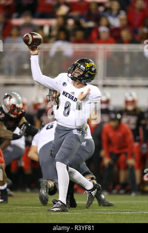 24 novembre 2018 : Nevada Wolf Pack quarterback Ty Gangi (6) lance le football au cours de la NCAA football le jeu de Nevada Wolf Pack et l'UNLV rebelles à Sam Boyd Stadium à Las Vegas, NV. Le Nevada Wolf Pack diriger l'UNLV rebelles à la mi-temps 26 à 21. Christopher Trim/CSM. Banque D'Images