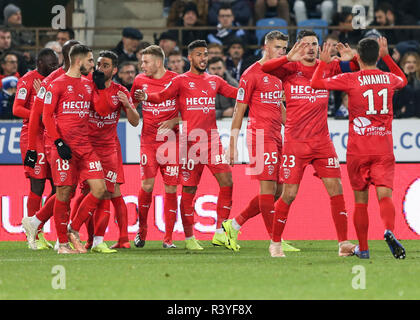 L'équipe de Nîmes célèbre un but durant le français L1 match de football entre Strasbourg (RCSA) et Nîmes (NON) à la Meinau Stadium à Strasbourg, l'est de la France. Score 0:1 Banque D'Images