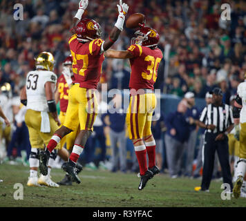 24 novembre 2018 la sécurité des USC Trojans Jordan McMillan (30) célèbre après l'interception d'une note pendant le match de football entre la Cathédrale Notre Dame Fighting Irish et l'USC Trojans au Los Angeles Coliseum de Los Angeles, Californie. Charles Baus/CSM Banque D'Images