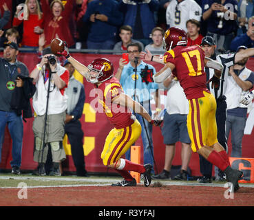 24 novembre 2018 la sécurité des USC Trojans Jordan McMillan (30) célèbre après l'interception d'une note pendant le match de football entre la Cathédrale Notre Dame Fighting Irish et l'USC Trojans au Los Angeles Coliseum de Los Angeles, Californie. Charles Baus/CSM Banque D'Images