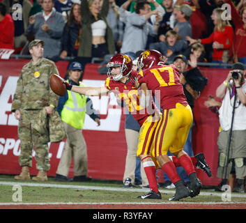 24 novembre 2018 la sécurité des USC Trojans Jordan McMillan (30) célèbre après l'interception d'une note pendant le match de football entre la Cathédrale Notre Dame Fighting Irish et l'USC Trojans au Los Angeles Coliseum de Los Angeles, Californie. Charles Baus/CSM Banque D'Images