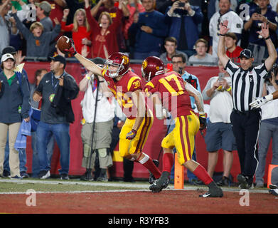 24 novembre 2018 la sécurité des USC Trojans Jordan McMillan (30) célèbre après l'interception d'une note pendant le match de football entre la Cathédrale Notre Dame Fighting Irish et l'USC Trojans au Los Angeles Coliseum de Los Angeles, Californie. Charles Baus/CSM Banque D'Images