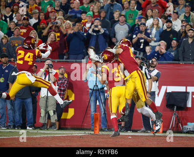 24 novembre 2018 la sécurité des USC Trojans Jordan McMillan (30) intercepte une passe durant le match de football entre la Cathédrale Notre Dame Fighting Irish et l'USC Trojans au Los Angeles Coliseum de Los Angeles, Californie. Charles Baus/CSM Banque D'Images