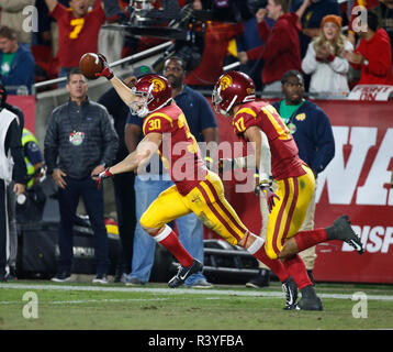 24 novembre 2018 la sécurité des USC Trojans Jordan McMillan (30) célèbre après l'interception d'une note pendant le match de football entre la Cathédrale Notre Dame Fighting Irish et l'USC Trojans au Los Angeles Coliseum de Los Angeles, Californie. Charles Baus/CSM Banque D'Images