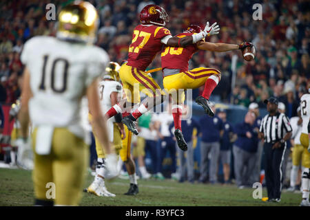 24 novembre 2018 la sécurité des USC Trojans Jordan McMillan (30) célèbre après l'interception d'une note pendant le match de football entre la Cathédrale Notre Dame Fighting Irish et l'USC Trojans au Los Angeles Coliseum de Los Angeles, Californie. Charles Baus/CSM Banque D'Images