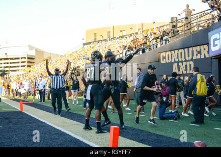 Nashville. 24 Nov, 2018. Les joueurs Vanderbilt Jared Pinkney (80) et Amir Abdur-Rahman (87) célébrer un touché pendant le jeu entre l'Illinois bénévoles et les Vanderbilt Commodores au stade Vanderbilt à Nashville. TN. Thomas McEwen/CSM/Alamy Live News Banque D'Images