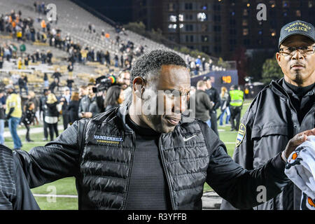 Nashville. 24 Nov, 2018. L'entraîneur-chef Derek Vanderbilt Mason célèbre la victoire après le match entre l'Illinois bénévoles et les Vanderbilt Commodores au stade Vanderbilt à Nashville. TN. Thomas McEwen/CSM/Alamy Live News Banque D'Images