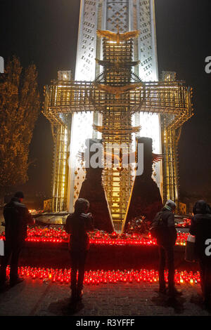 Les ukrainiens d'éclairage vu au cours de la cérémonie de commémoration des bougies. Cérémonie de commémoration du 85e anniversaire au monument aux victimes de la famine de l'Holodomor à Kiev, Ukraine. La grande famine de 1932-1933, dans lequel des millions de personnes sont mortes de faim est considéré comme un génocide ordonné par le dictateur soviétique Joseph Staline par certains. Banque D'Images