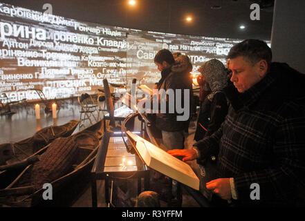 Lecture de noms ukrainiens vu les morts enregistrés dans la région de la réserve de la mémoire des victimes de l'Holodomor au cours de la cérémonie de commémoration pour le 85e anniversaire de la famine de l'Holodomor à Kiev, Ukraine. La grande famine de 1932-1933, dans lequel des millions de personnes sont mortes de faim est considérée par certains comme un génocide ordonné par le dictateur soviétique Joseph Staline. Banque D'Images