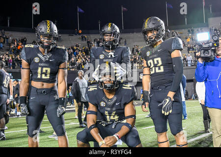 Nashville. 24 Nov, 2018. Les joueurs Vanderbilt célèbrent leur victoire pendant le match entre l'Illinois bénévoles et les Vanderbilt Commodores au stade Vanderbilt à Nashville. TN. Thomas McEwen/CSM/Alamy Live News Banque D'Images