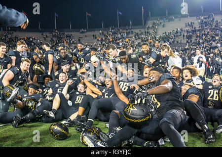 Nashville. 24 Nov, 2018. Les joueurs Vanderbilt célèbrent leur victoire pendant le match entre l'Illinois bénévoles et les Vanderbilt Commodores au stade Vanderbilt à Nashville. TN. Thomas McEwen/CSM/Alamy Live News Banque D'Images