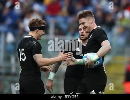 Rome. 24 Nov, 2018. New Zealand's Damian McKenzie (L) et Jordie Barrett (R) célèbrent pendant le test-match de rugby Cattolica 2018 contre l'Italie au Stade olympique de Rome, Italie. Novembre 24, 2018. La Nouvelle-Zélande a gagné 66-3. Crédit : Matteo Ciambelli/Xinhua/Alamy Live News Banque D'Images