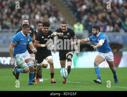 Rome. 24 Nov, 2018. New Zealand's TJ Perenara (2e R) de la balle pendant le Rugby Test Match 2018 Cattolica contre l'Italie au Stade olympique de Rome, Italie. Novembre 24, 2018. La Nouvelle-Zélande a gagné 66-3. Crédit : Matteo Ciambelli/Xinhua/Alamy Live News Banque D'Images