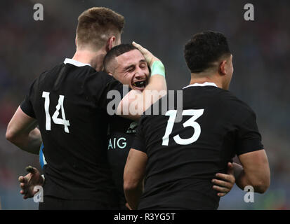 Rome. 24 Nov, 2018. New Zealand's Jordie Barrett (L) célèbre avec coéquipier TJ Perenara (R) au cours de la Rugby Test Match 2018 Cattolica contre l'Italie au Stade olympique de Rome, Italie. Novembre 24, 2018. La Nouvelle-Zélande a gagné 66-3. Crédit : Matteo Ciambelli/Xinhua/Alamy Live News Banque D'Images